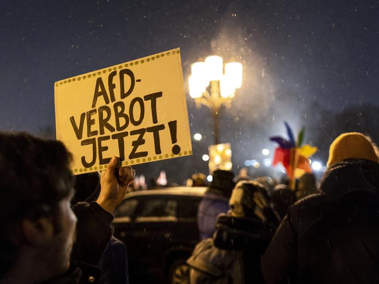 Demonstration gegen die Deportationspläne der AfD in Berlin am 17.01.2024. Ein Schild mit der Aufschrift "AfD - Verbot jetzt"