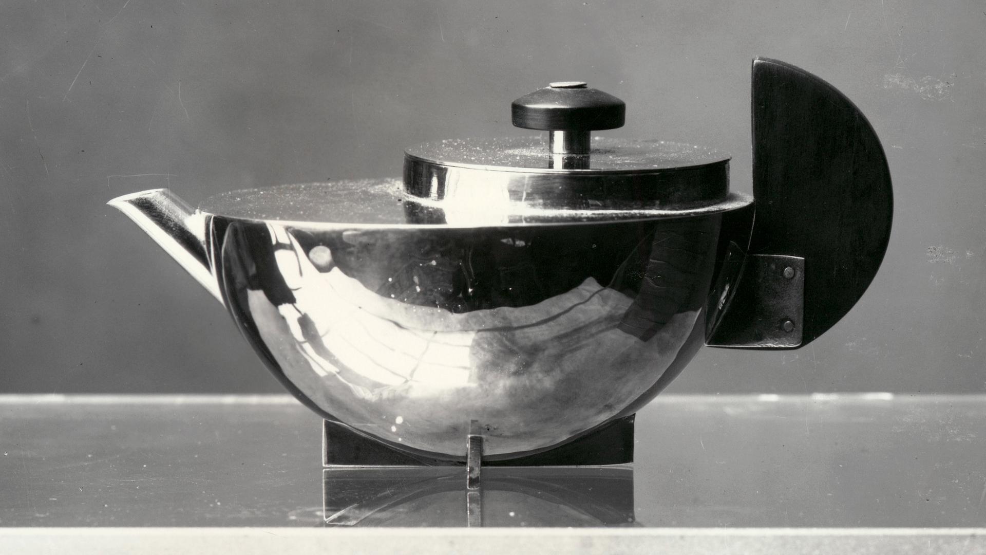 Ein Tee-Extraktkännchen MT 49 von Marianne Brandt, aufgenommen 1924 von der Bauhaus-Fotografin Lucia Moholy in Dessau. 