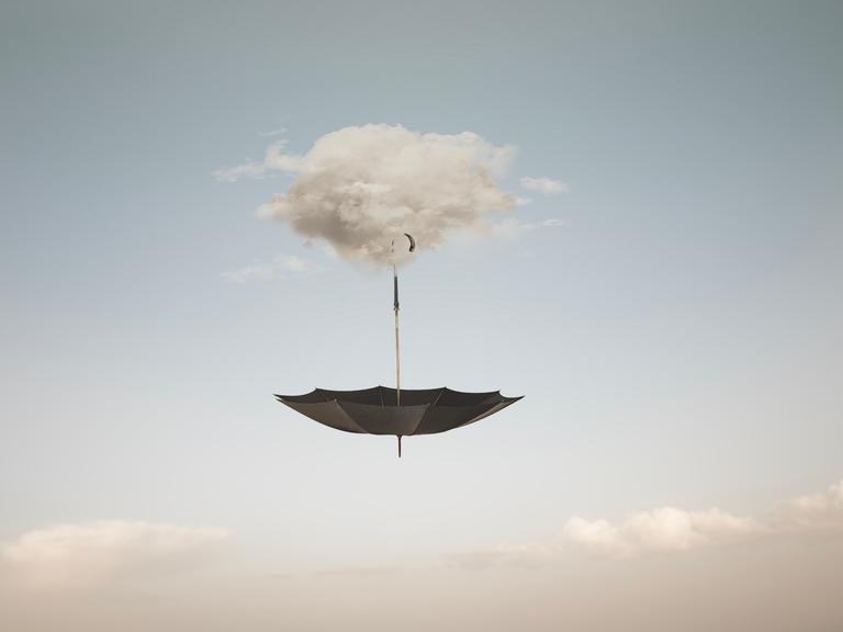 Illustration eines Regenschirms, der an einer Wolke hängt