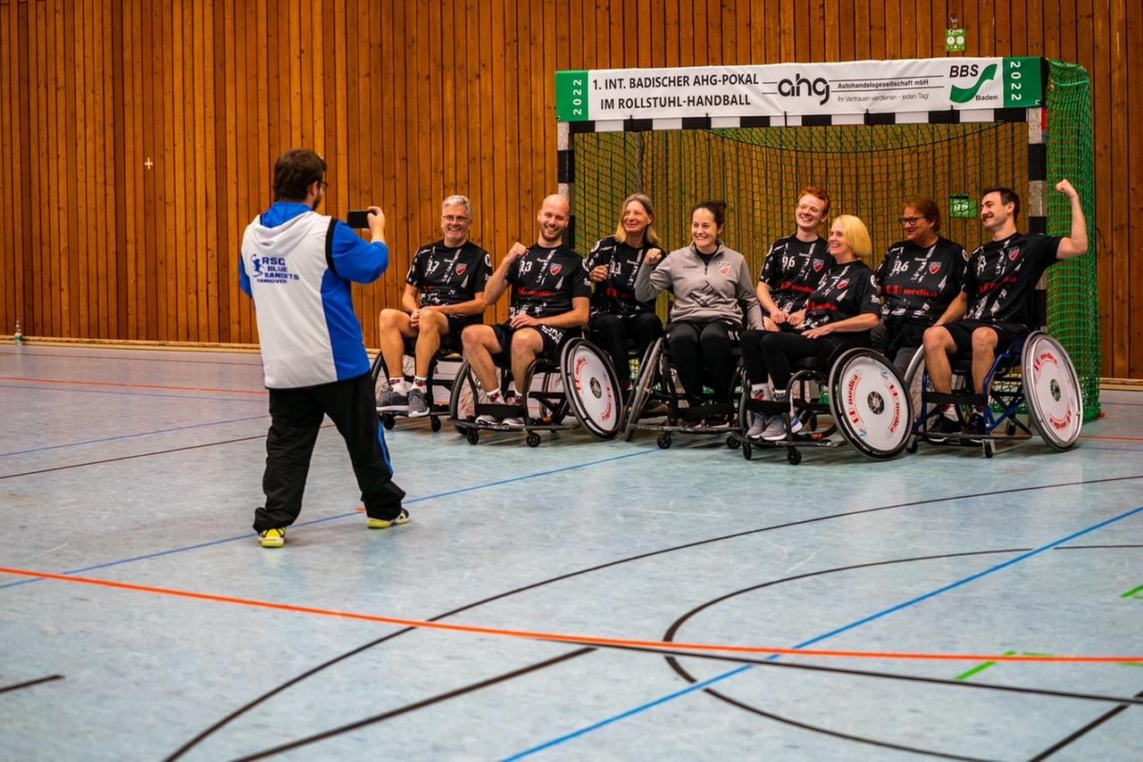 Die Rolli Rockets Aachen posieren für ein Mannschaftsfoto. Bei einer Pionierveranstaltung für den Rollstuhl-Handball belegten die Rolli Rockets im vergangenen Herbst in Baden-Baden den sechsten Rang.