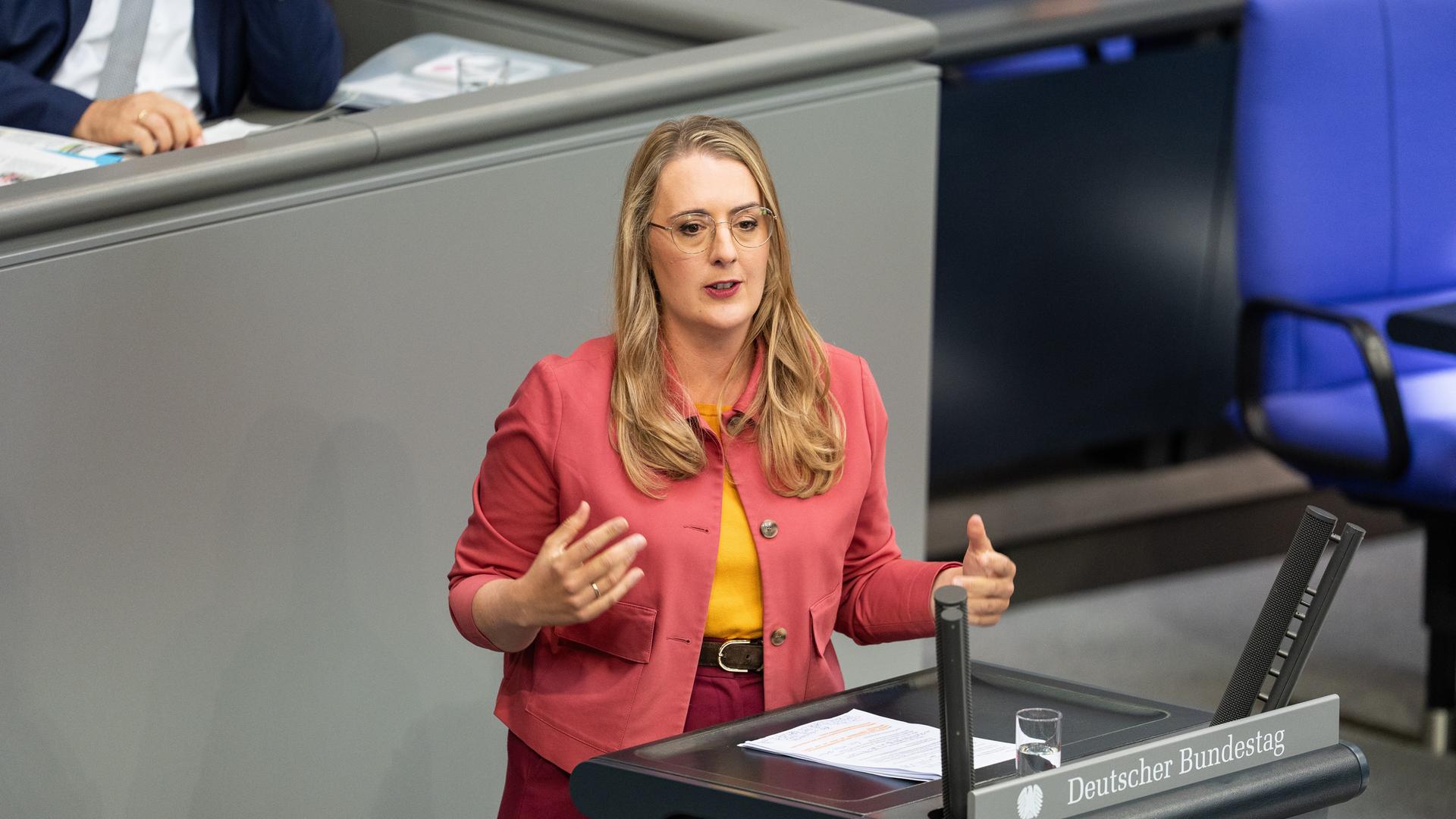 Katharina Dröge, Bündnis 90/Die Grünen, spricht am Rednerpult. Katharina Dröge, Bündnis 90/Die Grünen, spricht am Rednerpult.