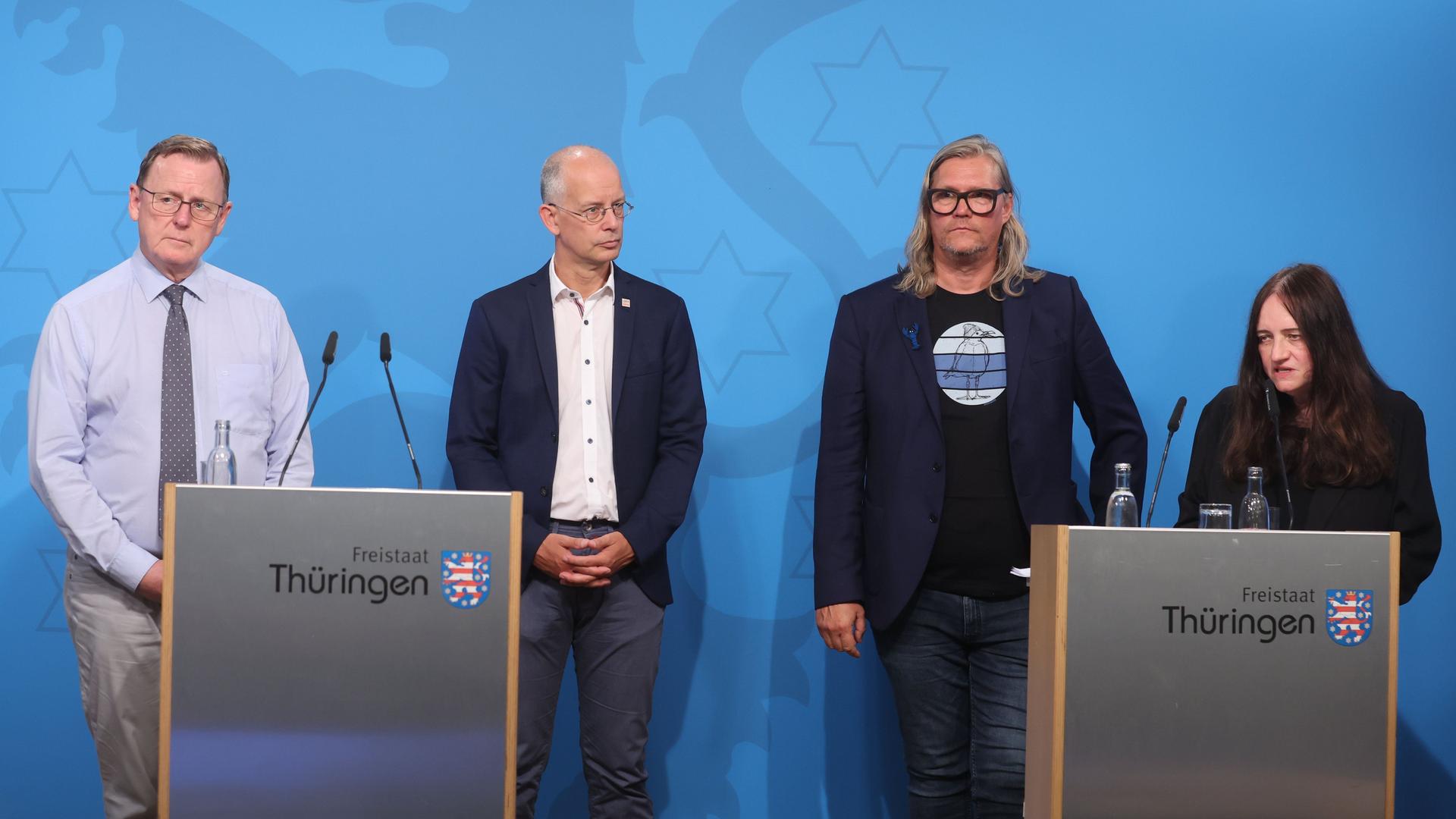 Thüringen, Erfurt: Bodo Ramelow (l-r, Die Linke), Ministerpräsident von Thüringen, Thomas Zirkel, Hauptgeschäftsführer des Thüringer Landessportbundes, Rene Wiese, Historiker, und Jutta Braun, Historikerin, sprechen bei einer Pressekonferenz der Staatskanzlei. Thüringen, Erfurt: Bodo Ramelow (l-r, Die Linke), Ministerpräsident von Thüringen, Thomas Zirkel, Hauptgeschäftsführer des Thüringer Landessportbundes, Rene Wiese, Historiker, und Jutta Braun, Historikerin, sprechen bei einer Pressekonferenz der Staatskanzlei.