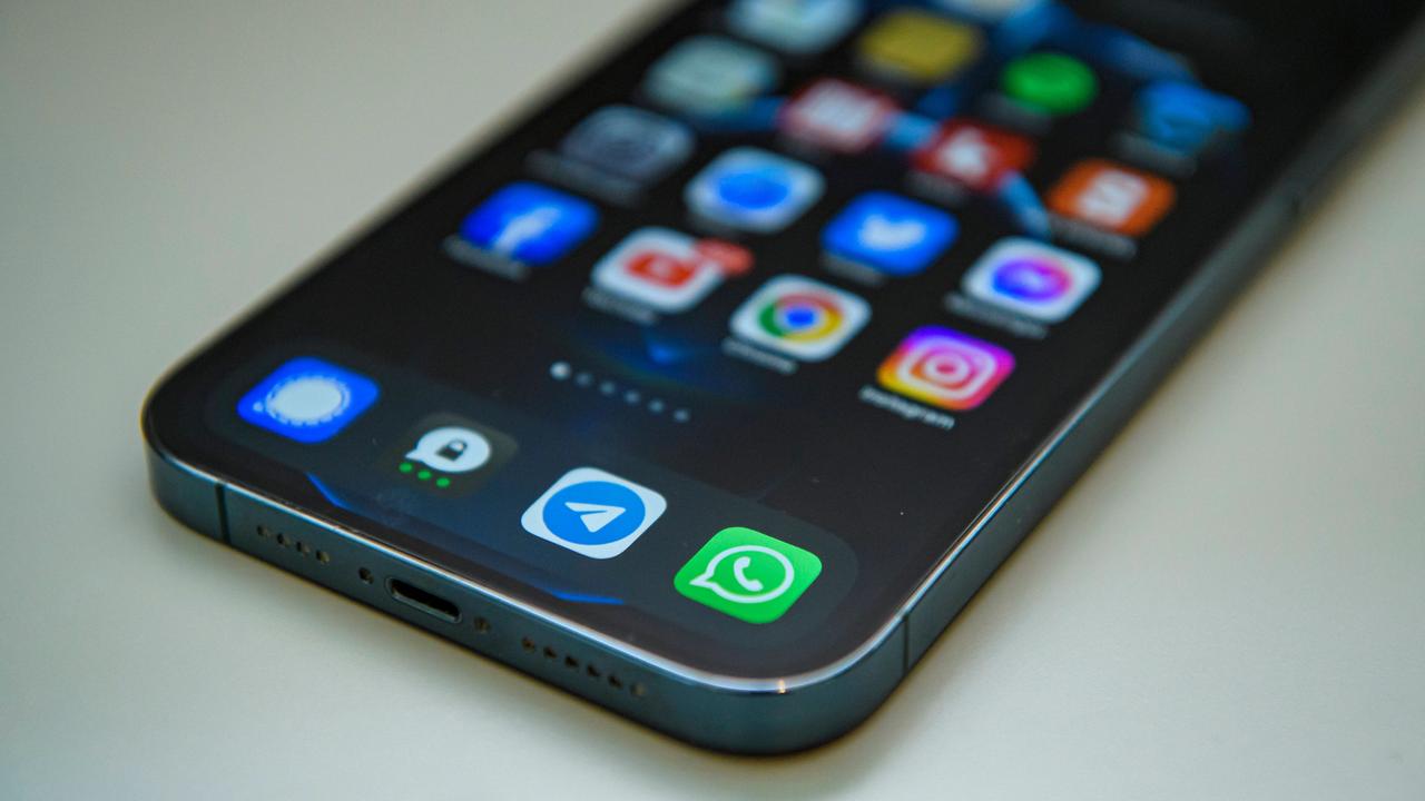 Auf einem Handy sind am unteren Rand des Bildschirms verschiedene Messener-Apps. Darunter ist WhatsApp, Signal, Threema und Telegram.