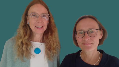 Freigestelltes Porträt von Friederike Spengler und Katja Simon vor grünem Hintergrund