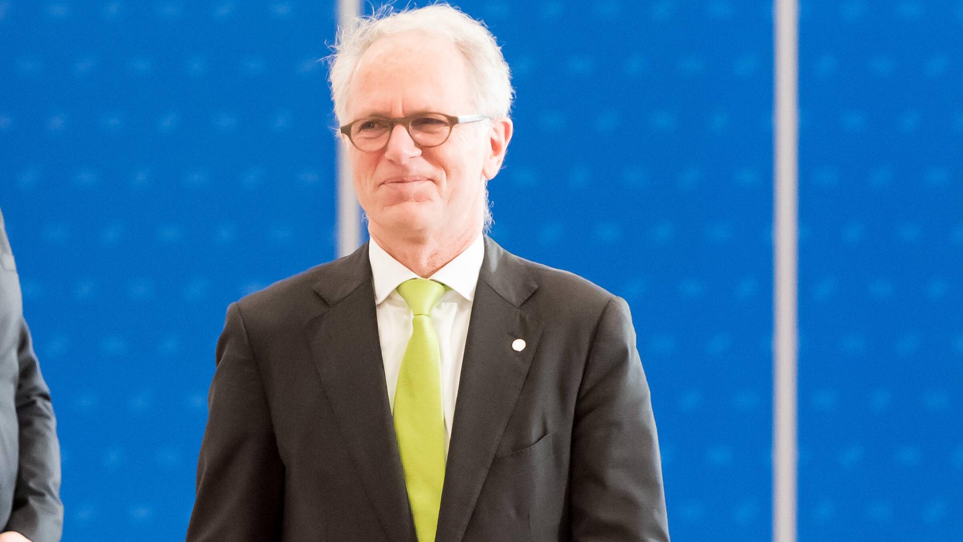 Das Foto zeigt Wirtschaftsstaatssekretär Udo Philipp. Er trägt einen dunklen Anzug mit gelber Krawatte.
