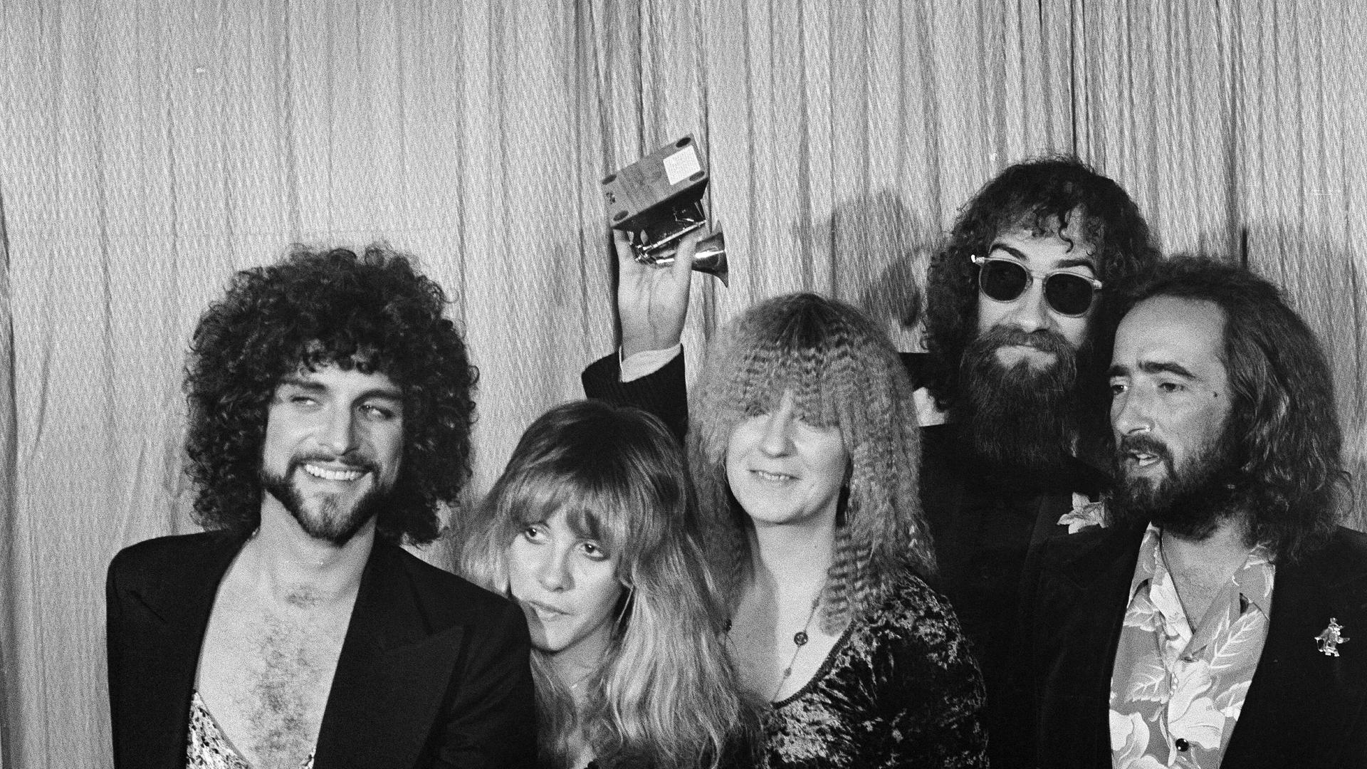 Die Mitglieder der Rockband Fleetwood Mac – von links: Lindsey Buckingham, Stevie Nicks, Christine McVie, Mick Fleetwood und John McVie – posieren am 23. Februar 1978 in Los Angeles mit ihrem Grammy für das „Album des Jahres“ für „Rumours“.