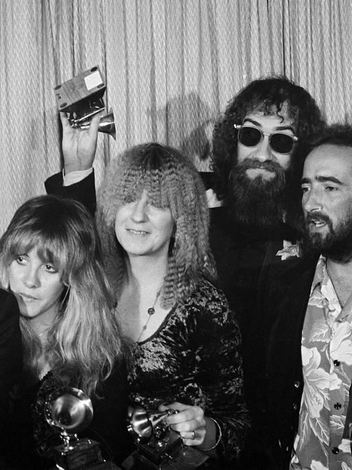 Die Mitglieder der Rockband Fleetwood Mac – von links: Lindsey Buckingham, Stevie Nicks, Christine McVie, Mick Fleetwood und John McVie – posieren am 23. Februar 1978 in Los Angeles mit ihrem Grammy für das „Album des Jahres“ für „Rumours“.