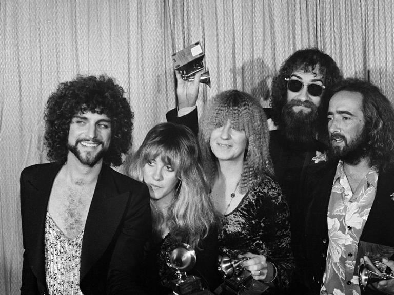 Die Mitglieder der Rockband Fleetwood Mac – von links: Lindsey Buckingham, Stevie Nicks, Christine McVie, Mick Fleetwood und John McVie – posieren am 23. Februar 1978 in Los Angeles mit ihrem Grammy für das „Album des Jahres“ für „Rumours“.