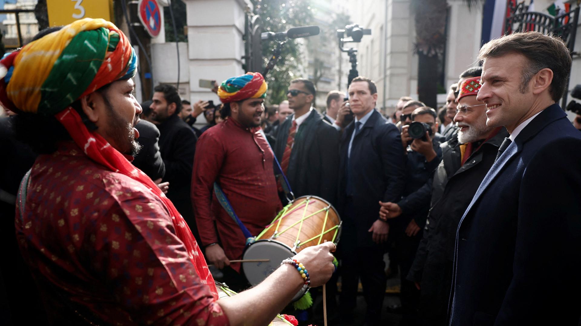 Der französische Präsident Emmanuel Macron (r) und der indische Premierminister Narendra Modi (2.v.r) treffen die indische Gemeinde während der Einweihung des indischen Konsulats im Rahmen eines Besuchs in Marseille. 