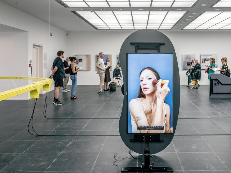 Besucher in der Ausstellung "Fake Views" der Medienkünstler Eva und Franco Mattes im Frankfurter Kunstverein. Verschiedene Installationen sind auf Flachbildschirmen zu sehen.