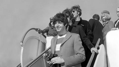 Paul McCartney, gefolgt von Ringo Starr und John Lennon von den Beatles, trifft am 29. August 1966 mit dem Flugzeug auf dem San Francisco International Airport ein.