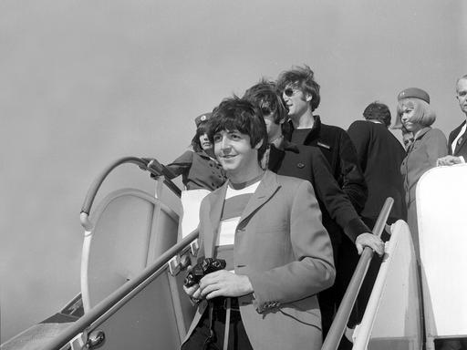 Paul McCartney, gefolgt von Ringo Starr und John Lennon von den Beatles, trifft am 29. August 1966 mit dem Flugzeug auf dem San Francisco International Airport ein.