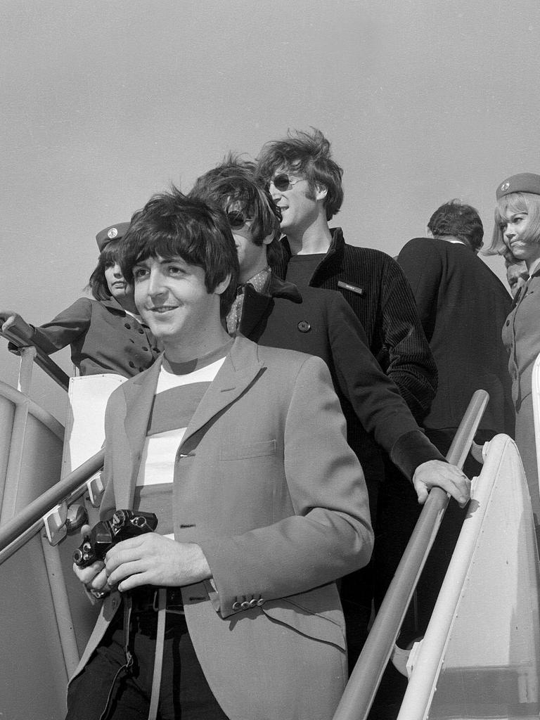 Paul McCartney, gefolgt von Ringo Starr und John Lennon von den Beatles, trifft am 29. August 1966 mit dem Flugzeug auf dem San Francisco International Airport ein.