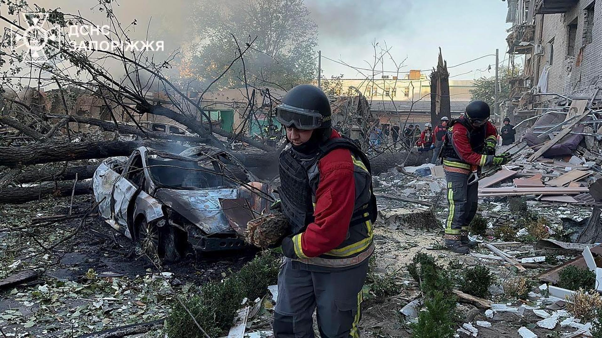 Auf diesem vom ukrainischen Katastrophenschutz zur Verfügung gestellten Foto räumen Rettungskräfte die Trümmer auf, nachdem Russland die Stadt Saporischschja mit Lenkbomben angegriffen hat.