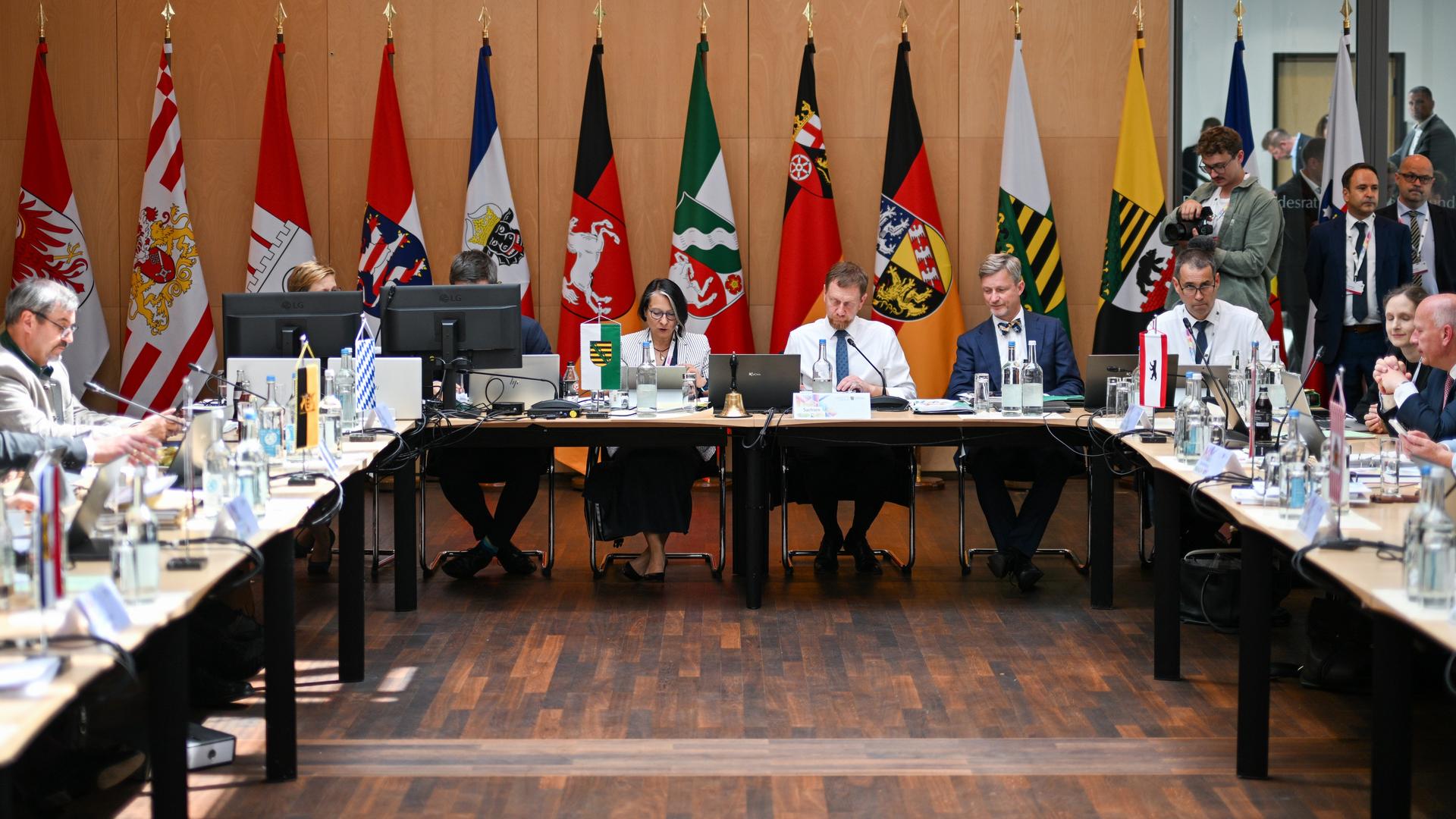 Ministerpräsidenten und Ministerpräsidentinnen sitzen vor einer Sitzung der Ministerpräsidentenkonferenz im Bundesrat. Ministerpräsidenten und Ministerpräsidentinnen sitzen vor einer Sitzung der Ministerpräsidentenkonferenz im Bundesrat.