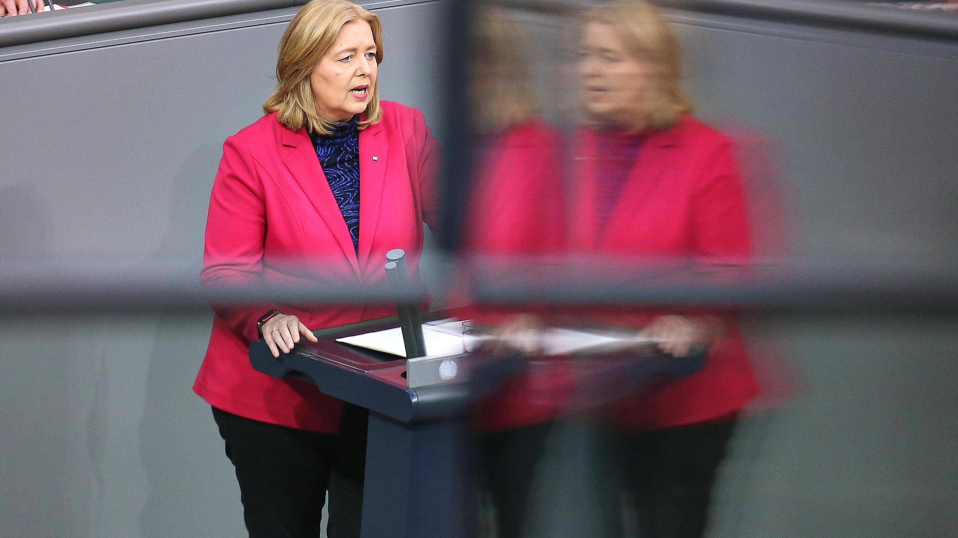 Arbeitsministerin Bärbel Bas steht am Rednerpult des Bundestags und spricht.