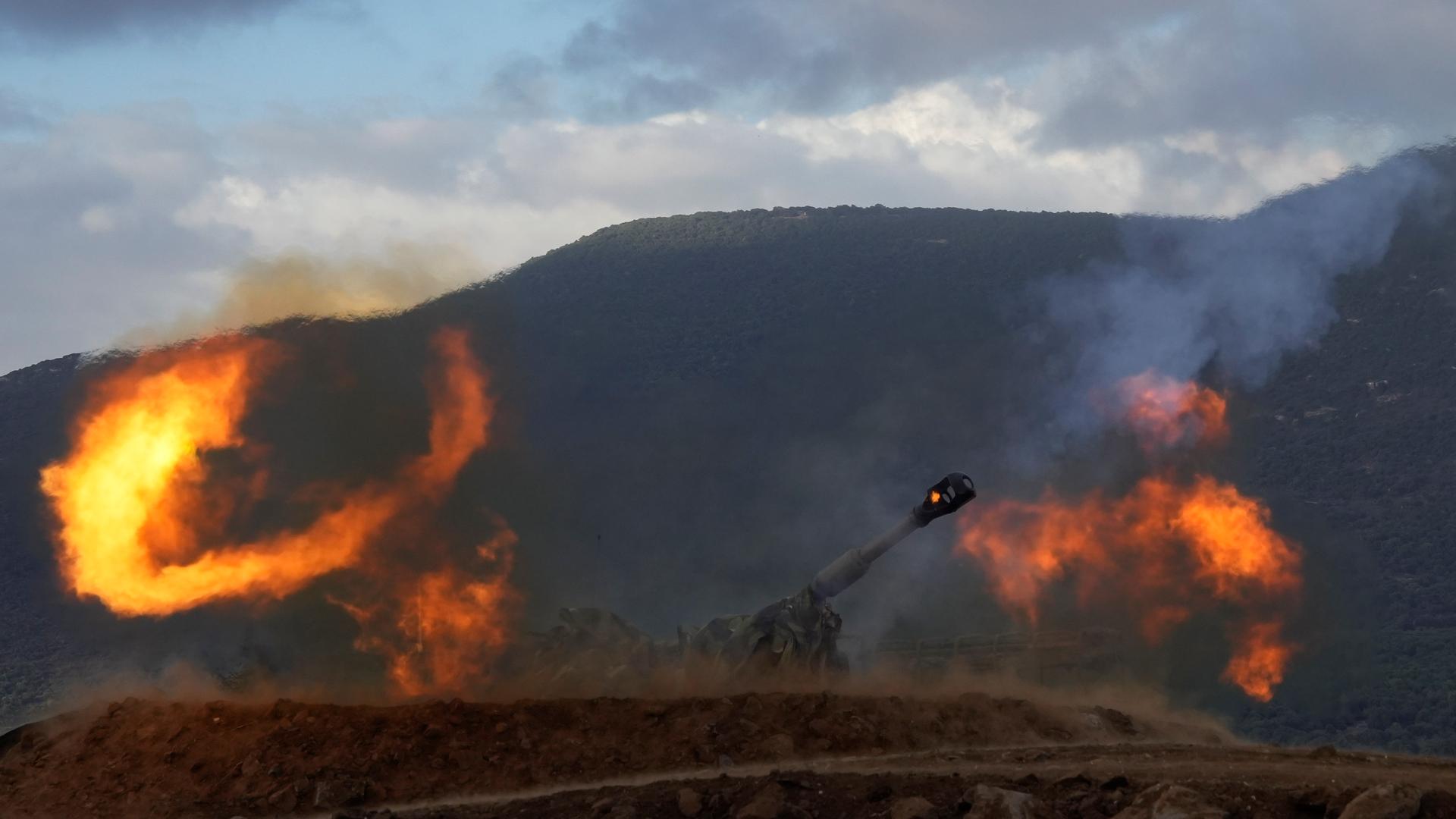 Israel, Nordisrael: Eine mobile israelische Artillerieeinheit feuert eine Granate aus dem Norden Israels in Richtung Libanon. 