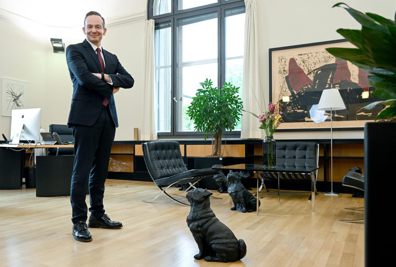 Volker Wissing (FDP), Bundesminister für Digitales und Verkehr, steht in seinem Büro im Bundesministerium für Digitales und Verkehr - mit Kunst an der Wand und Hunde-Skulpturen am Boden.