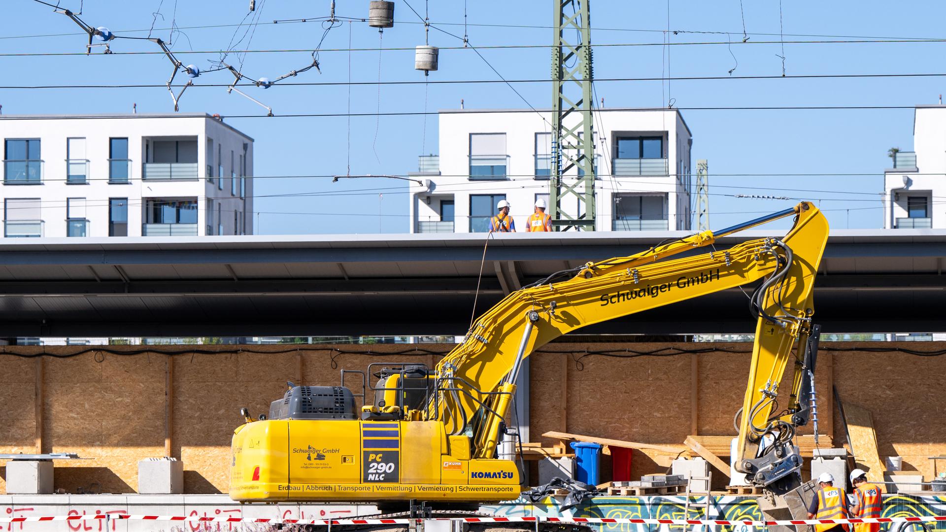 Ein Bagger steht am Bahnhof Laim unterhalb einer abgerissenen Oberleitung. Nach einem Oberleitungsschaden in München ist der Fernverkehr vom und zum Münchner Hauptbahnhof eingestellt.