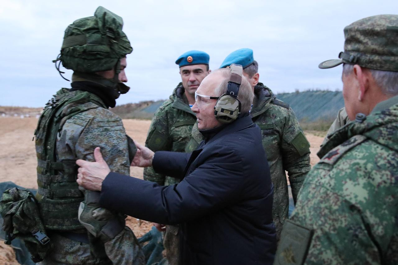 Das Foto zeigt den russischen Präsident Putin auf einem Truppenübungsplatz. 