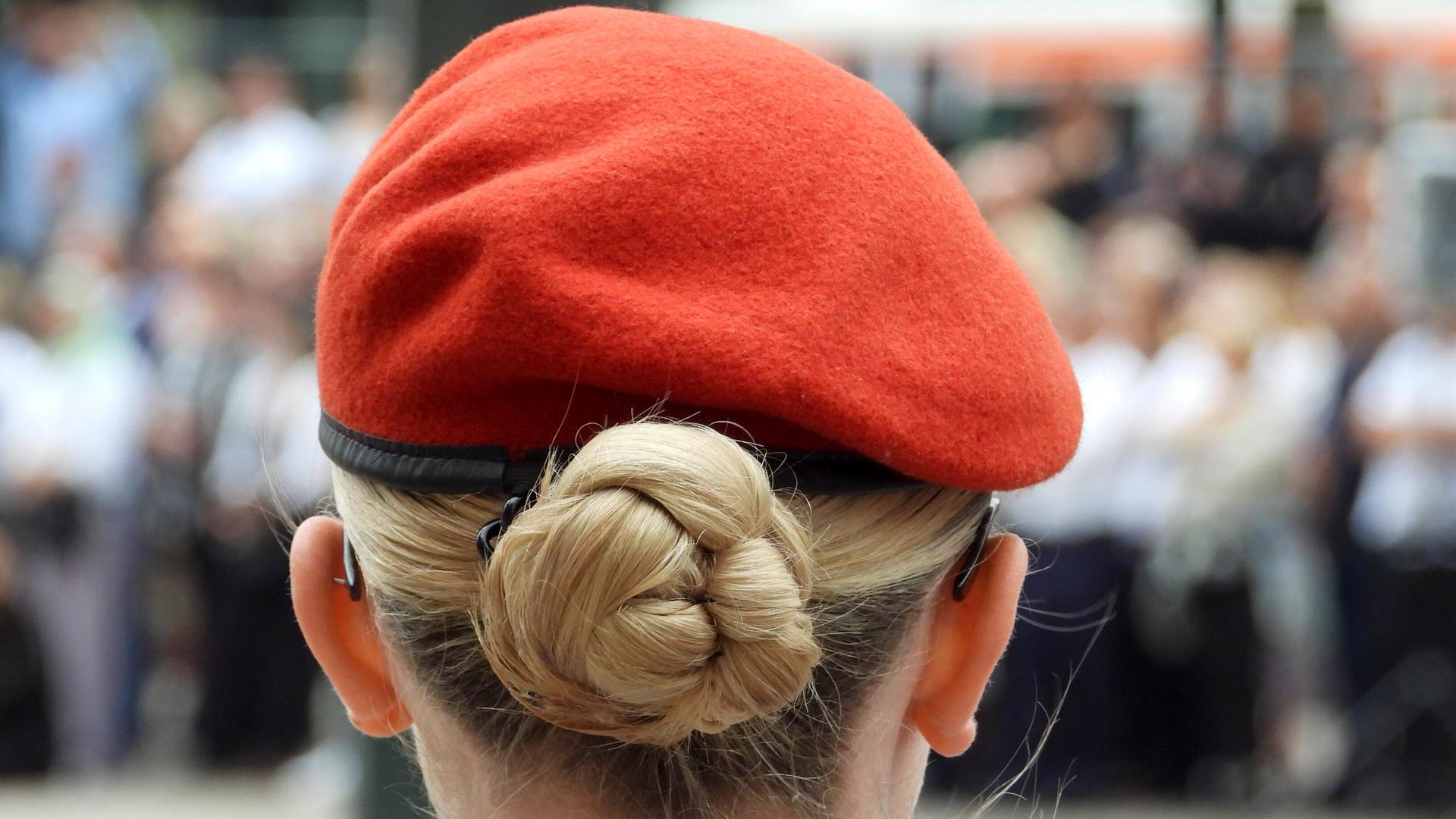Bundeswehr-Soldatin in Uniform mit Haarknoten beim Veteranentag am 15. Juni 2025 in Hamburg. Bundeswehr-Soldatin in Uniform mit Haarknoten beim Veteranentag am 15. Juni 2025 in Hamburg.