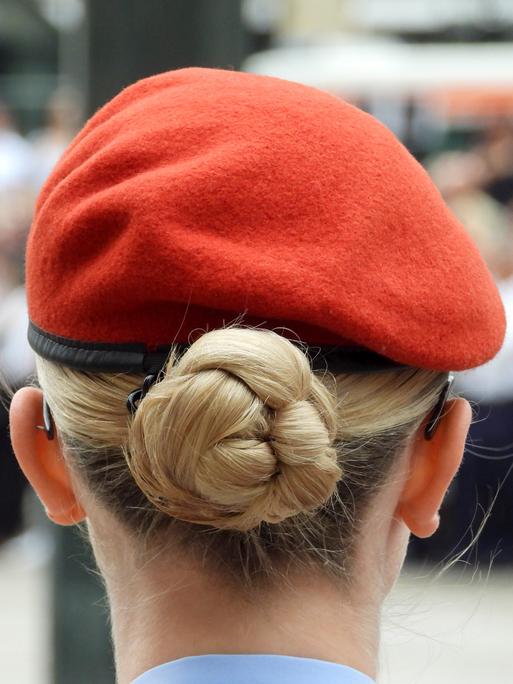 Bundeswehr-Soldatin in Uniform mit Haarknoten beim Veteranentag am 15. Juni 2025 in Hamburg.