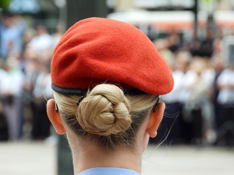 Bundeswehr-Soldatin in Uniform mit Haarknoten beim Veteranentag am 15. Juni 2025 in Hamburg.