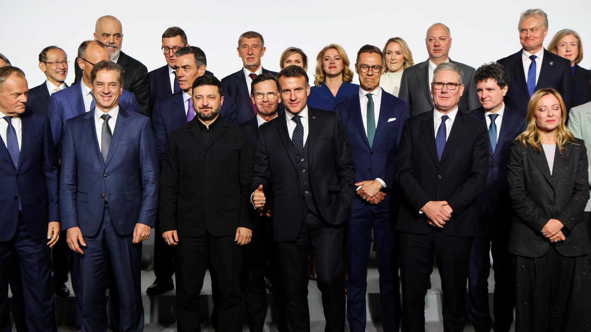 Das Foto zeigt mehrere europäische Staats- und Regierungschefs bei einem Treffen in Paris. Das Foto zeigt mehrere europäische Staats- und Regierungschefs bei einem Treffen in Paris.