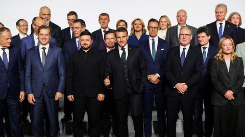 Das Foto zeigt mehrere europäische Staats- und Regierungschefs bei einem Treffen in Paris.