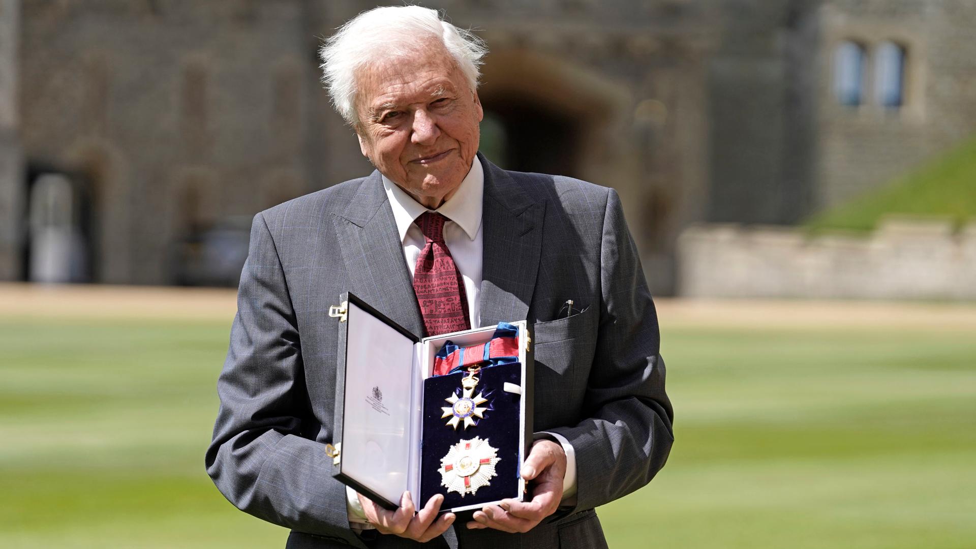 Sir David Attenborough, Tierfilmer, Naturforscher und Schriftsteller aus Großbritannien, präsentiert seine Orden nach seiner Ernennung zum Ritter des Großkreuzes des St. Michael und St. Georgs Ordens nach einer Einführungszeremonie auf Schloss Windsor.