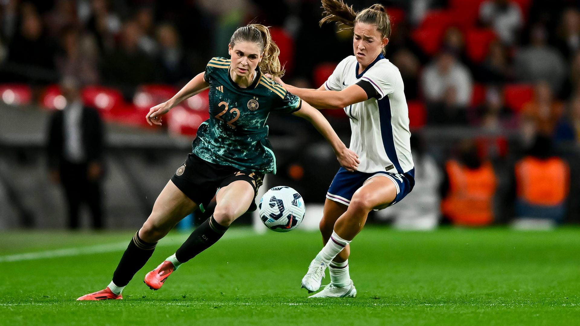 Jule Brand (Deutschland) und Maya Le Tissier (England) kämpfen um den Ball. 