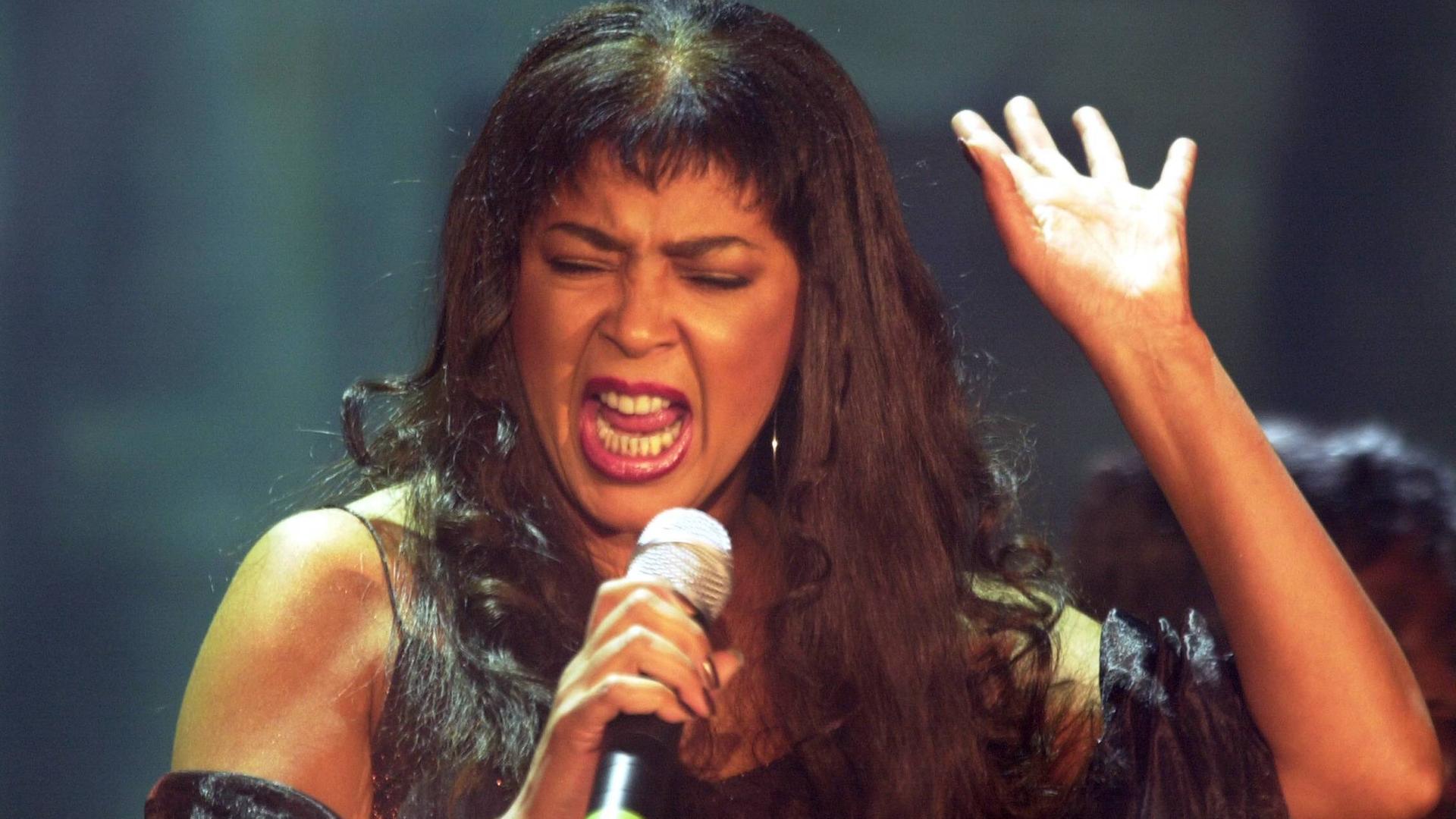 Sängerin Irene Cara (USA) während der ZDF-Show -Wetten Dass...?- in Bremen