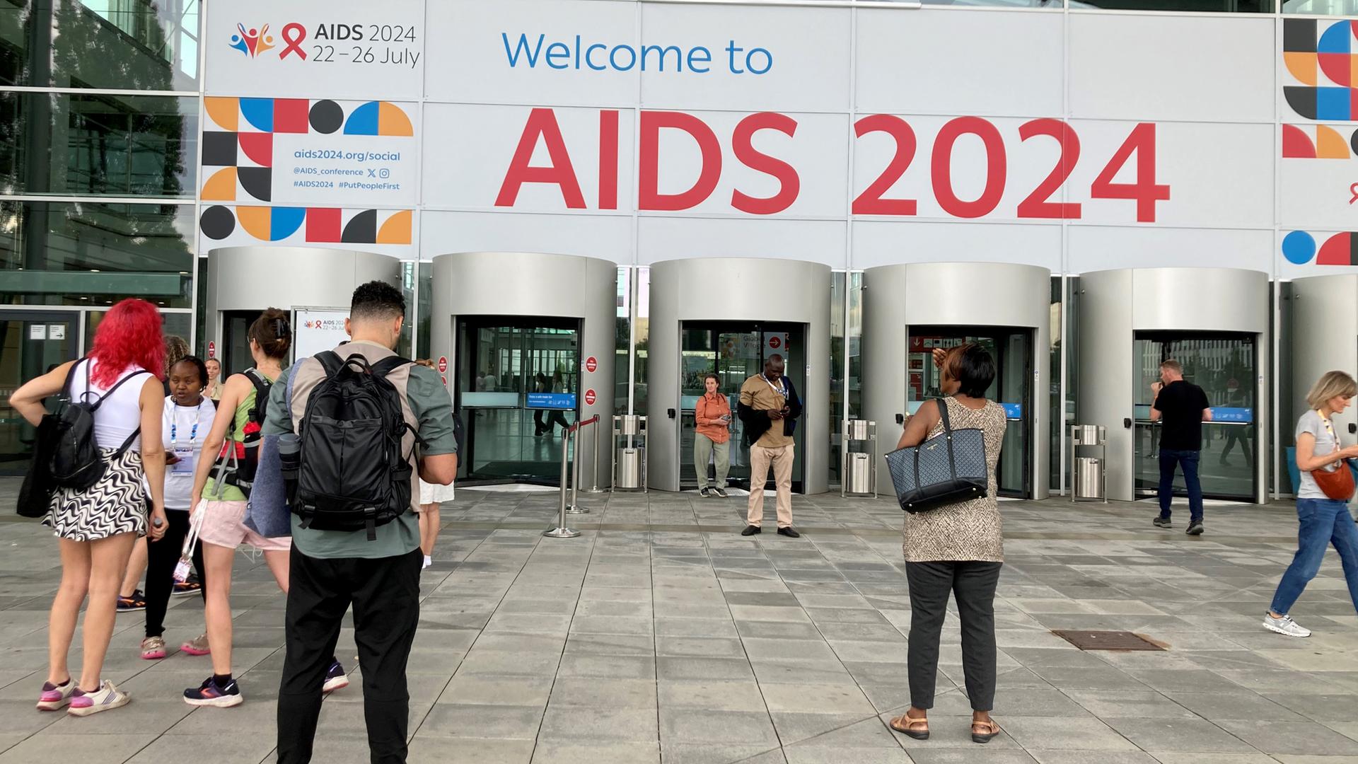 Blick auf Münchner Messegelände vor Beginn der Welt-Aids-Konferenz - zu sehen ist der Eingang zur Konferenz. 