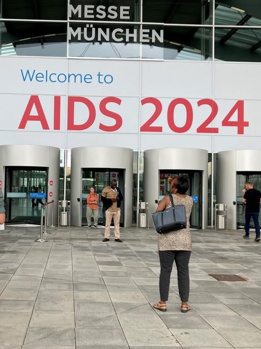 Blick auf Münchner Messegelände vor Beginn der Welt-Aids-Konferenz - zu sehen ist der Eingang zur Konferenz. 