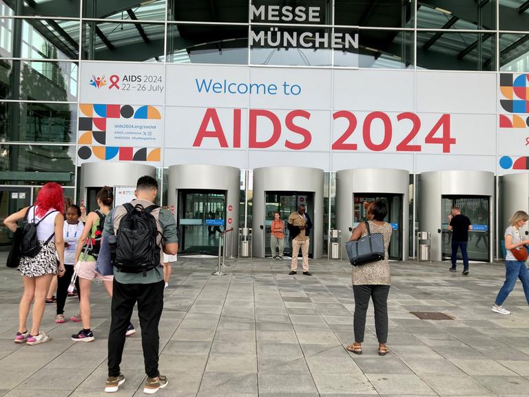 Blick auf Münchner Messegelände vor Beginn der Welt-Aids-Konferenz - zu sehen ist der Eingang zur Konferenz. 