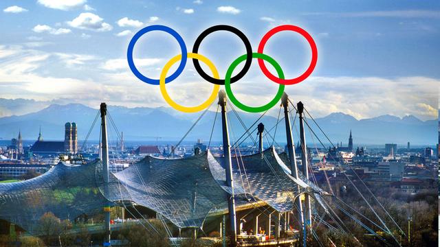 Olympische Ringe über dem Olympia-Stadion in München. 