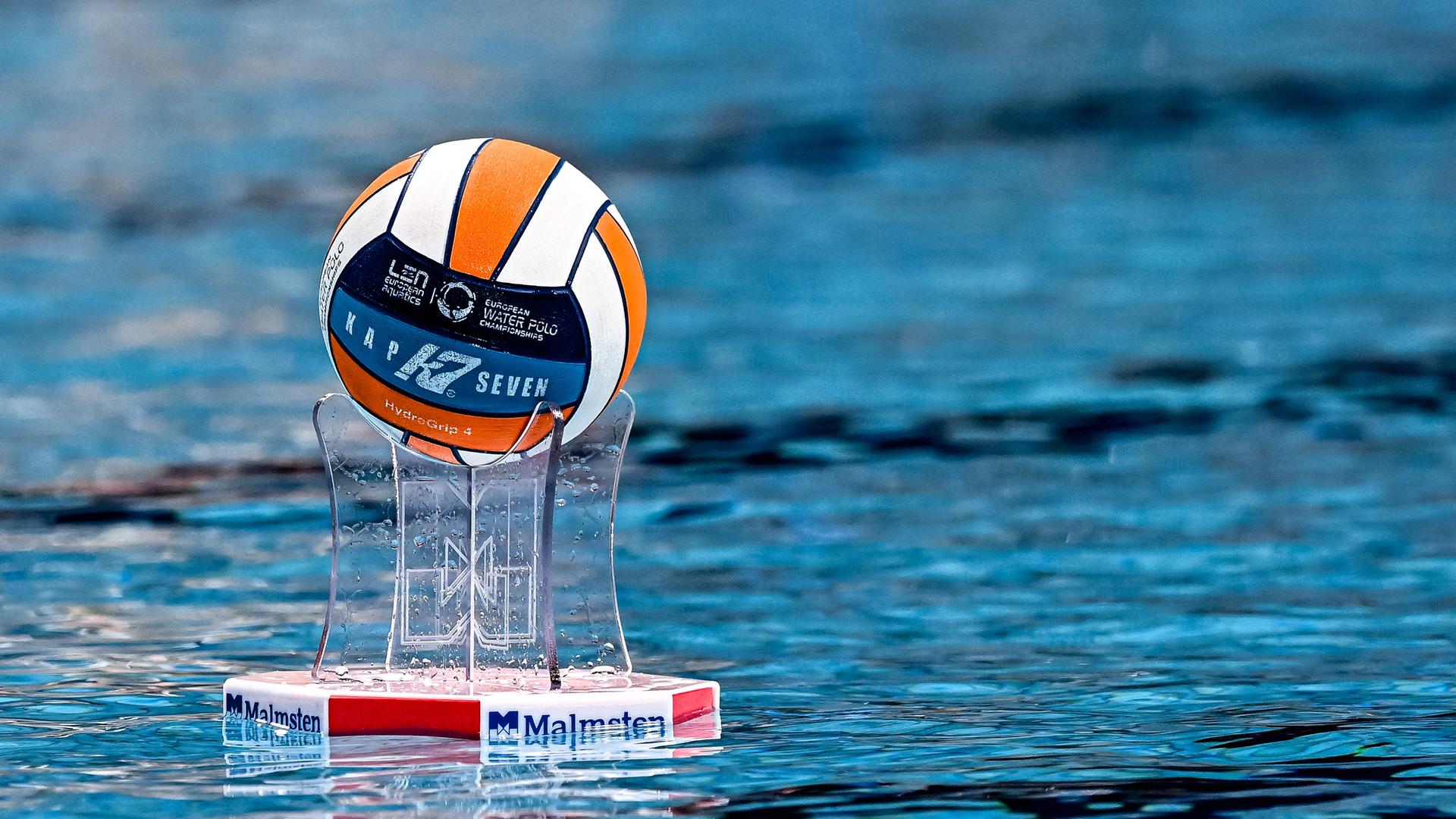 Der offizielle Ball der Wasserball-Europameisterschaft 2024 treibt auf einem Gestell auf der Wasseroberfläche eines Schwimmbeckens.