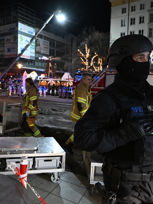 Einsatzkräfte von Polizei, Rettungsdiensten und Feuerwehr sind im Einsatz am Weihnachtsmarkt in Magdeburg, nachdem ein Amok-Fahrer durch eine Menschenmenge gefahren ist