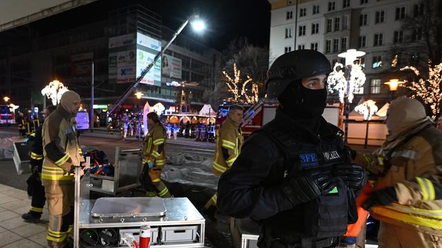 Einsatzkräfte von Polizei, Rettungsdiensten und Feuerwehr sind im Einsatz am Weihnachtsmarkt in Magdeburg, nachdem ein Amok-Fahrer durch eine Menschenmenge gefahren ist