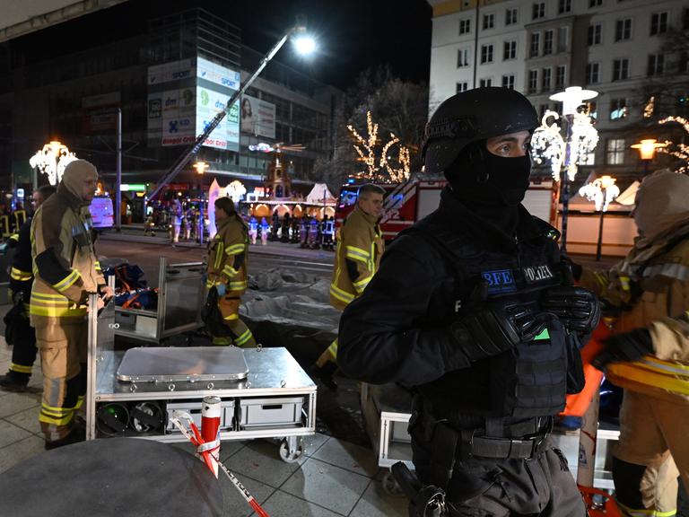 Einsatzkräfte von Polizei, Rettungsdiensten und Feuerwehr sind im Einsatz am Weihnachtsmarkt in Magdeburg, nachdem ein Amok-Fahrer durch eine Menschenmenge gefahren ist