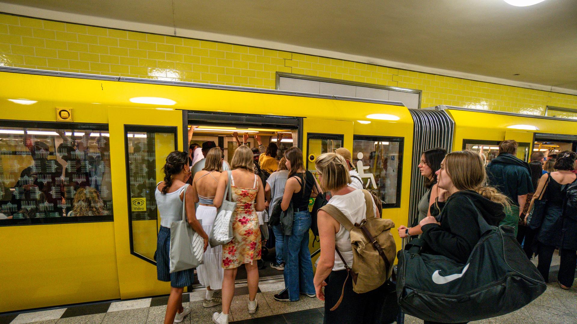 U-Bahn, U8, Jannowitzbruecke, Menschen, Nahverkehr, Berlin-Mitte, Deutschland