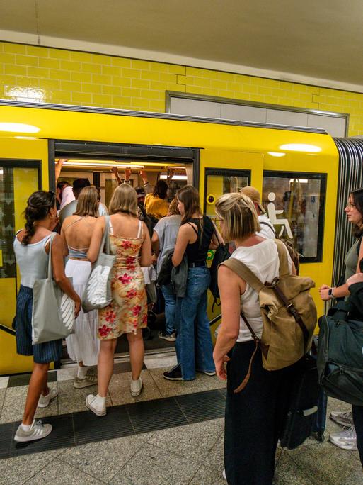 U-Bahn, U8, Jannowitzbruecke, Menschen, Nahverkehr, Berlin-Mitte, Deutschland