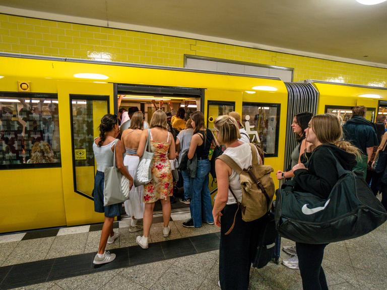 U-Bahn, U8, Jannowitzbruecke, Menschen, Nahverkehr, Berlin-Mitte, Deutschland