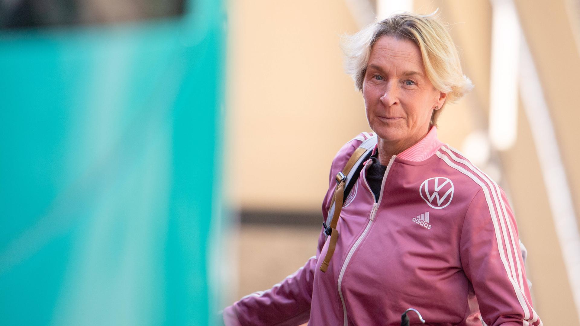 Martina Voss-Tecklenburg in einem rosa Trainings-Anzug. 