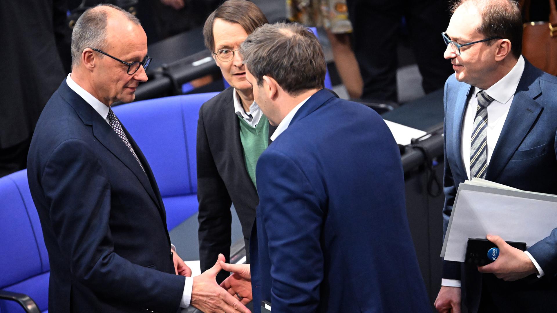 SPD-Fraktionsvorsitzender Lars Klingbeil CDU-Chef Merz geben sich einen Handschlag im Bundestag