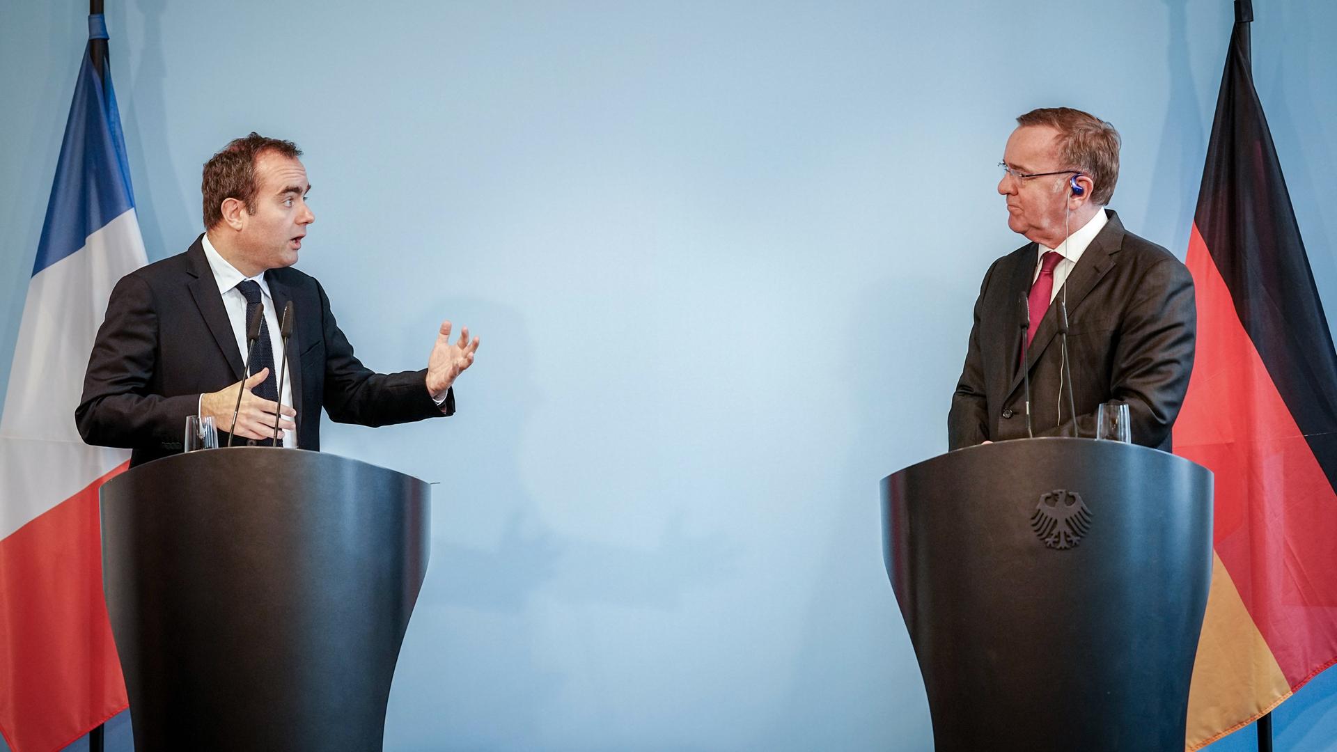 Berlin: Boris Pistorius (r, SPD), Bundesminister der Verteidigung, und der französische Verteidigungsminister, Sébastien Lecornu, geben nach einem Arbeitsgespräch eine Pressekonferenz.