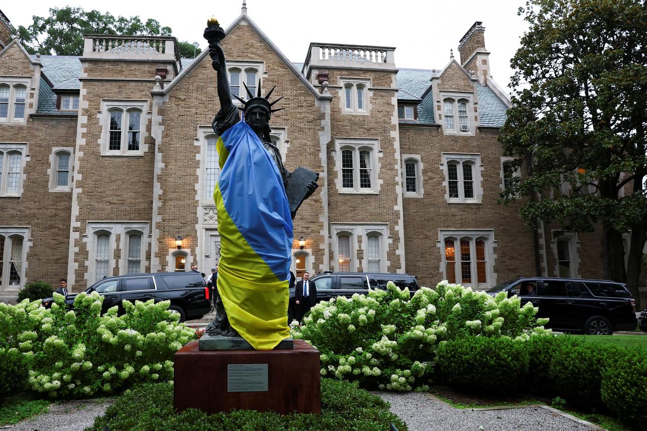 Ein maßstabsgetreues Modell der Freiheitsstatue, gehüllt in eine ukrainische Flagge, steht am 18. August 2025 im Garten der französischen Botschaft in Washington, D.C
