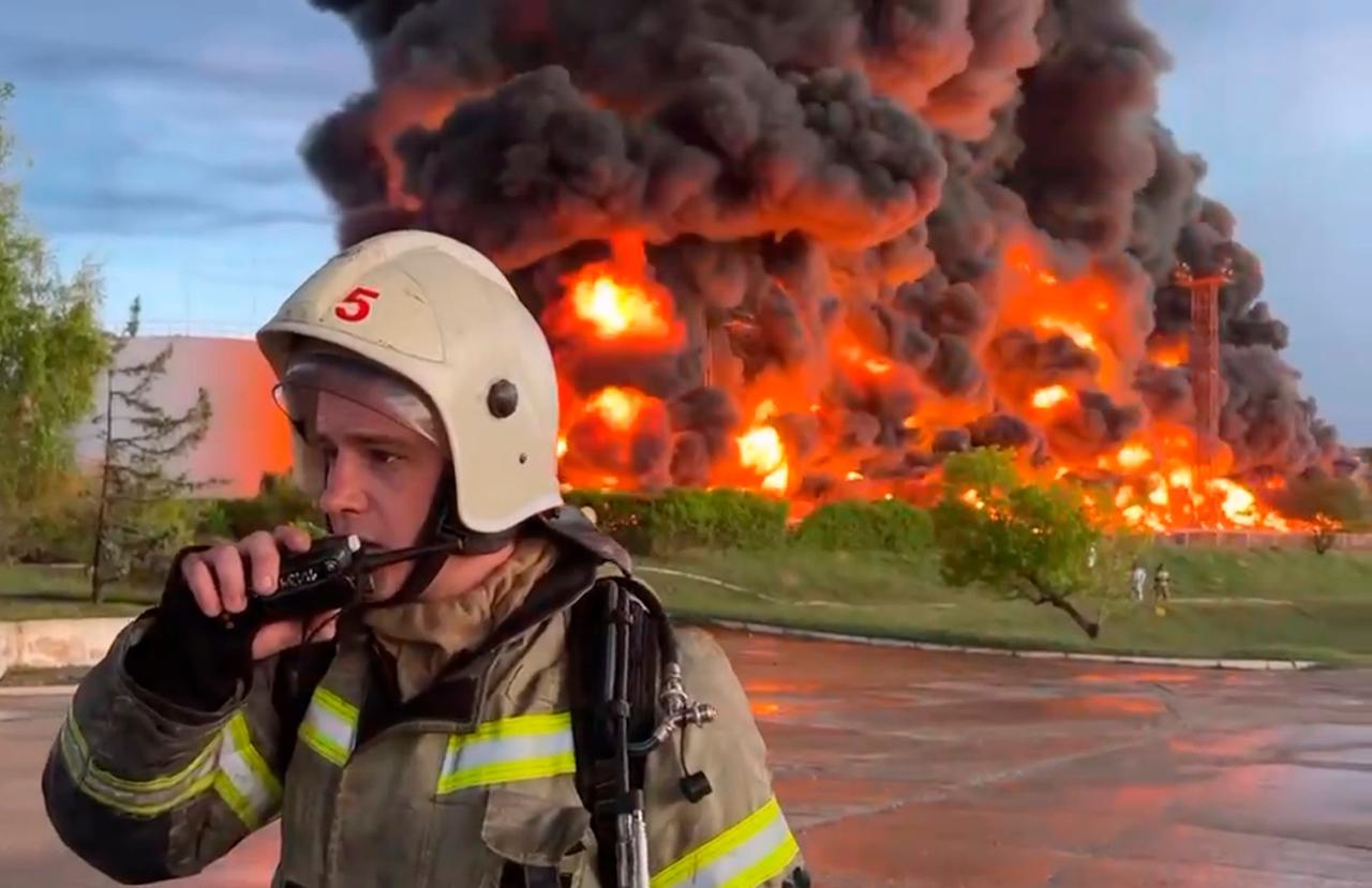 Aufnahme aus einem Video des Gouverneurs von Sewastopo, Michail Raswoschajew, mit Rauch und Feuer nach dem Brand einesTreibstofflagers.  
