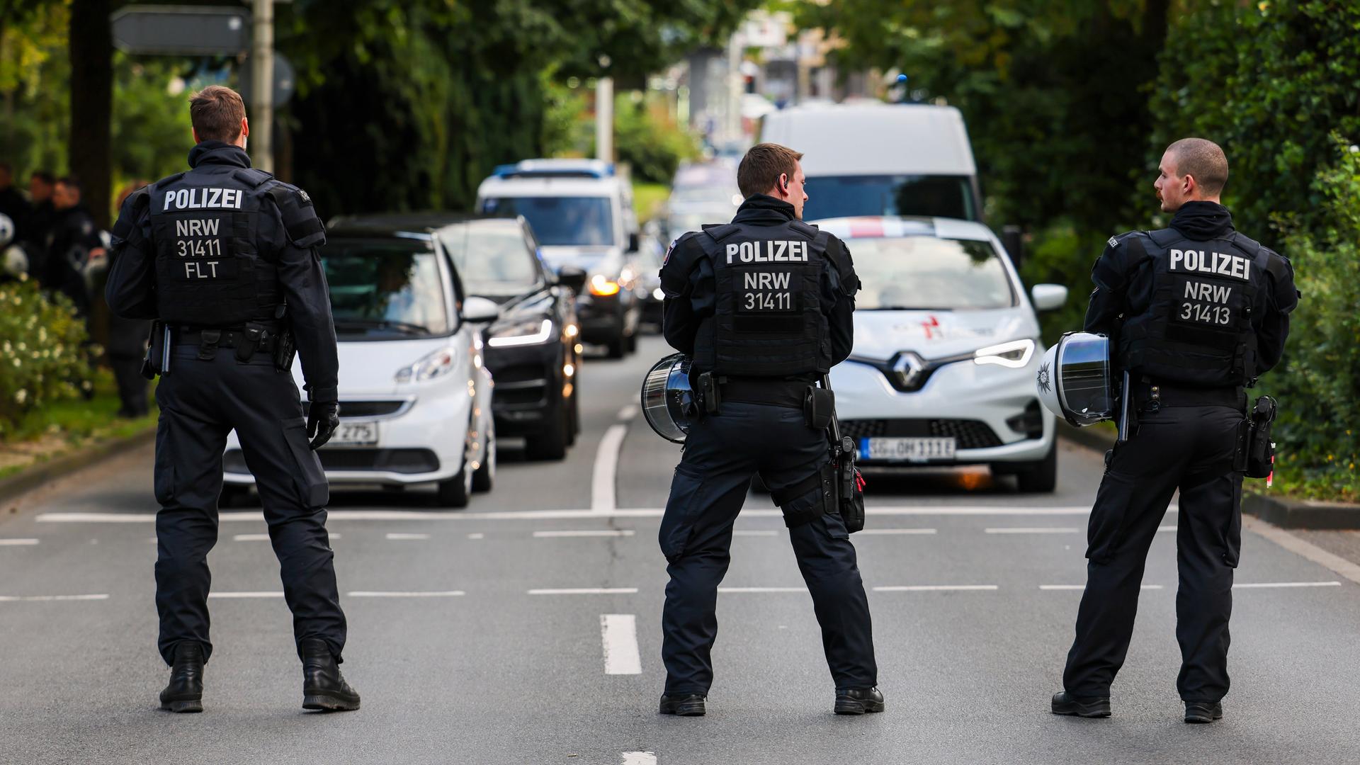 Die Polizei sperrt eine Straße für den Autoverkehr ab für eine angemeldete Mahnwache im Zusammenhang mit der Messerattacke auf dem Solinger Stadtfest.