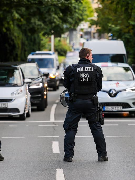 Die Polizei sperrt eine Straße für den Autoverkehr ab für eine angemeldete Mahnwache im Zusammenhang mit der Messerattacke auf dem Solinger Stadtfest.